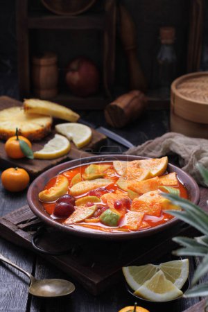 Téléchargez les photos : Asinan est un plat de légumes ou de fruits marinés, couramment trouvé en Indonésie. Asin, indonésien pour "salé", est le processus de conservation des ingrédients en les trempant dans une solution d'eau salée. Asinan ressemble beaucoup à Rujak., - en image libre de droit