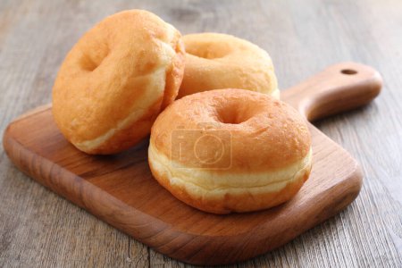 Téléchargez les photos : Donuts are fried confectionery, made from wheat flour batter, granulated sugar, egg yolks, baker's yeast, and butter. - en image libre de droit