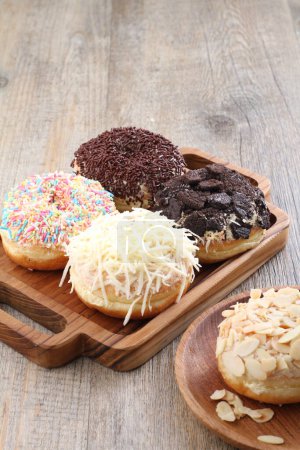 Foto de Donuts are fried confectionery, made from wheat flour batter, granulated sugar, egg yolks, baker's yeast, and butter. - Imagen libre de derechos