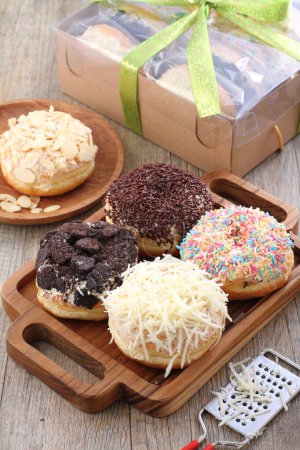 Foto de Donuts are fried confectionery, made from wheat flour batter, granulated sugar, egg yolks, baker's yeast, and butter. - Imagen libre de derechos