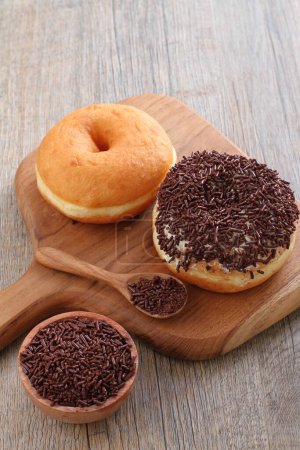 Foto de Donuts are fried confectionery, made from wheat flour batter, granulated sugar, egg yolks, baker's yeast, and butter - Imagen libre de derechos