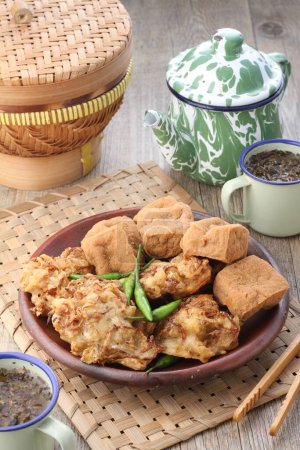 Téléchargez les photos : Gorengan est (presque) toujours en tête de liste en Indonésie. Gorengan se réfère à des collations frites faites de divers ingrédients enrobés de pâte de farine. - en image libre de droit