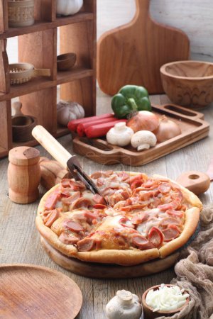 Foto de La pizza es un plato de origen italiano que consiste en una base generalmente redonda y plana de masa a base de trigo fermentado rematada con tomates, queso y, a menudo, varios otros ingredientes. - Imagen libre de derechos