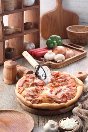 Téléchargez les photos : La pizza est un plat d'origine italienne composé d'une base généralement ronde et plate de pâte à base de blé levé garnie de tomates, de fromage et souvent d'autres ingrédients. - en image libre de droit