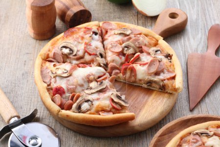 Foto de La pizza es un plato de origen italiano que consiste en una base generalmente redonda y plana de masa a base de trigo fermentado rematada con tomates, queso y, a menudo, varios otros ingredientes. - Imagen libre de derechos