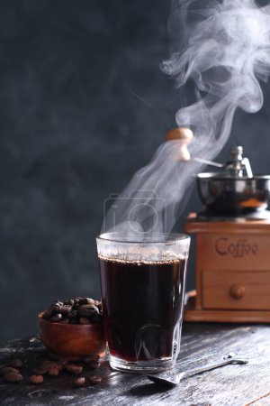 Téléchargez les photos : Kopi Tubruk est un café de style indonésien où l'eau chaude est versée sur de fins marcs de café directement dans le verre, sans aucune filtration, généralement avec du sucre ajouté. - en image libre de droit