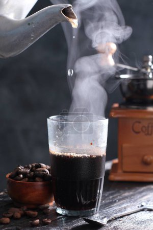 Foto de Kopi Tubruk es un café de estilo indonesio donde se vierte agua caliente sobre finos granos de café directamente en el vaso, sin ninguna filtración, por lo general con azúcar añadido. En Bali, Kopi Tubruk es conocido por el nombre "Kopi Selem", que significa café negro.. - Imagen libre de derechos