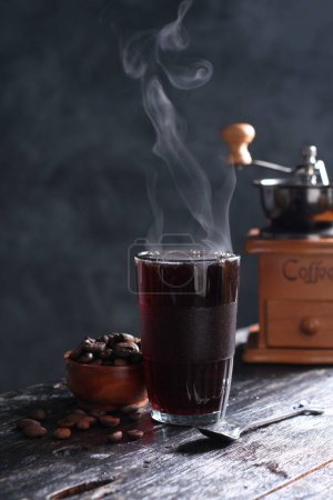 Téléchargez les photos : Kopi Tubruk est un café de style indonésien où l'eau chaude est versée sur de fins marcs de café directement dans le verre, sans aucune filtration, généralement avec du sucre ajouté. À Bali, Kopi Tubruk est connu sous le nom de "Kopi Selem" qui signifie café noir. - en image libre de droit