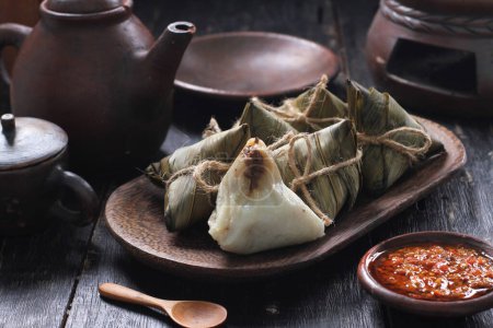 Téléchargez les photos : Bacang ou bakcang est une confiserie traditionnelle du peuple chinois. Le mot "bakcang" lui-même vient de la langue Hokkien qui est couramment discutée parmi les Chinois-Indonésiens. - en image libre de droit