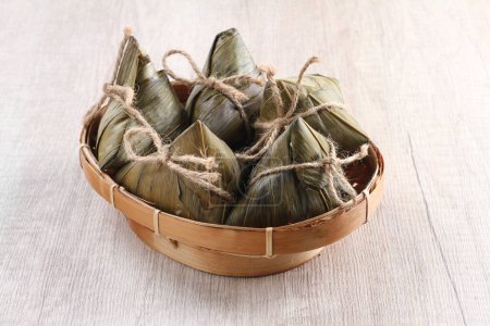 Téléchargez les photos : Bacang ou bakcang est une confiserie traditionnelle du peuple chinois. Le mot "bakcang" lui-même vient de la langue Hokkien qui est couramment discutée parmi les Chinois-Indonésiens. - en image libre de droit