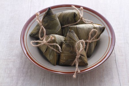 Bacang o bakcang es una confitería tradicional del pueblo chino. La palabra 'bakcang' en sí proviene de la lengua Hokkien que se discute comúnmente entre los chinos-indonesios..