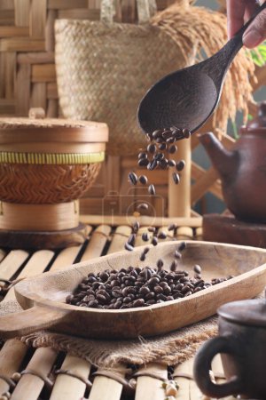 Téléchargez les photos : Grains de café dans une boîte en bois - en image libre de droit