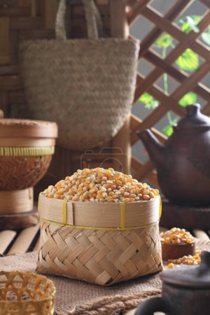 Téléchargez les photos : Gros plan de grains de riz dans des bols sur une table en bois - en image libre de droit