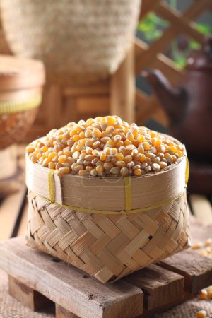 Foto de Semillas de maíz amarillo y marrón en una caja de madera - Imagen libre de derechos