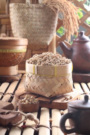 Foto de Cerrar un tazón de arroz en una canasta de mimbre - Imagen libre de derechos