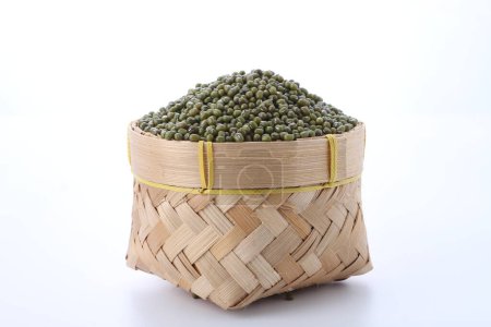 Téléchargez les photos : Haricots verts dans un bol en bois sur fond blanc - en image libre de droit
