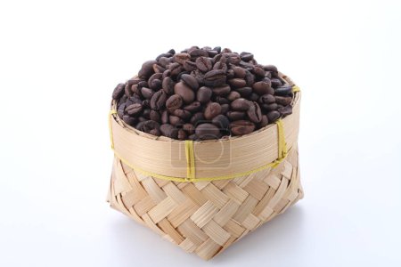 Téléchargez les photos : Grains de café brun dans un bol en bois isolé sur fond blanc - en image libre de droit
