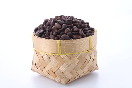 Téléchargez les photos : Grains de café dans une boîte en bois isolé sur fond blanc - en image libre de droit