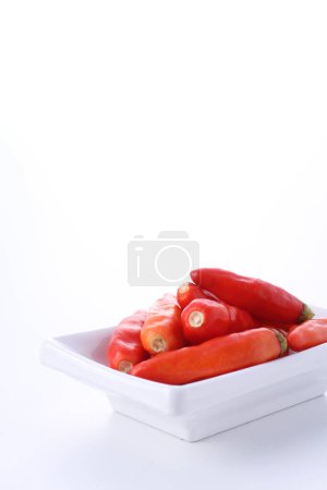 Foto de Pimientos rojos picantes sobre fondo blanco - Imagen libre de derechos
