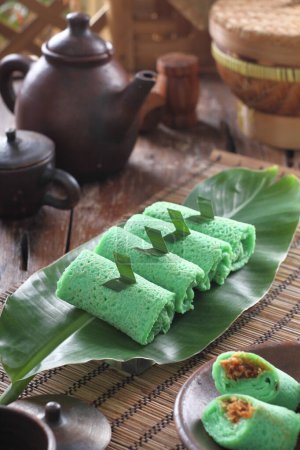 Téléchargez les photos : Dadar gulung (lit "crêpe roulée / omelette") est une kue traditionnelle populaire (collation traditionnelle) de crêpe de noix de coco sucrée. Il est souvent décrit comme une crêpe de noix de coco indonésienne Dadar gulung est l'une des collations populaires en Indonésie, en particulier à Java. - en image libre de droit