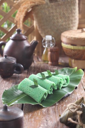 Foto de Dadar gulung (lit "panqueque enrollado / tortilla") es un popular kue tradicional (snack tradicional) de panqueque de coco dulce. A menudo se describe como un panqueque de coco indonesio Dadar gulung es uno de los aperitivos populares en Indonesia, especialmente en Java. - Imagen libre de derechos