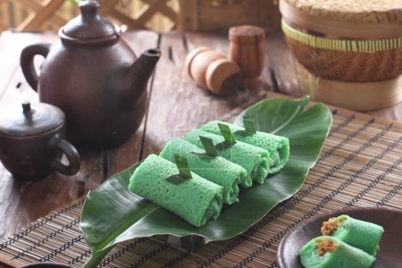 Téléchargez les photos : Dadar gulung (lit : "crêpe roulée / omelette") est une kue traditionnelle populaire (collation traditionnelle) de crêpe de noix de coco sucrée. Il est souvent décrit comme une crêpe de noix de coco indonésienne Dadar gulung est l'une des collations populaires en Indonésie, en particulier à Java. - en image libre de droit