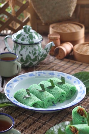 Téléchargez les photos : Dadar gulung (lit : "crêpe roulée / omelette") est une kue traditionnelle populaire (collation traditionnelle) de crêpe de noix de coco sucrée. Il est souvent décrit comme une crêpe de noix de coco indonésienne Dadar gulung est l'une des collations populaires en Indonésie, en particulier à Java. - en image libre de droit
