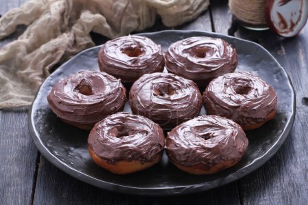 Foto de Donuts de chocolate hecho en casa es delicioso - Imagen libre de derechos