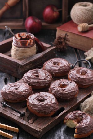 Foto de Donuts de chocolate hecho en casa es delicioso - Imagen libre de derechos