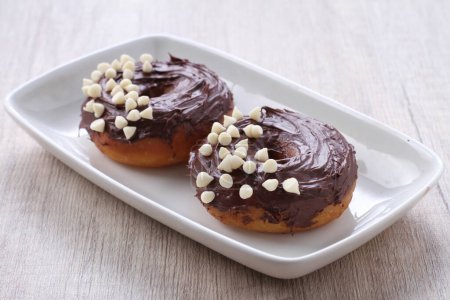 Téléchargez les photos : Donuts au chocolat maison fait son délicieux - en image libre de droit