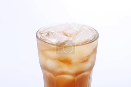 Foto de Vaso de bebida de cola con hielo sobre fondo blanco
. - Imagen libre de derechos