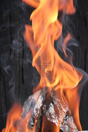 Téléchargez les photos : Flammes de feu brûlant dans une cheminée. le concept de la nuit. - en image libre de droit