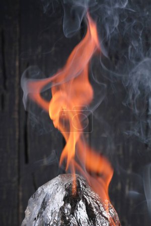Foto de Llamas de fuego y leña ardiente - Imagen libre de derechos