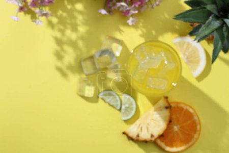 Téléchargez les photos : Limonade au citron, citrons et menthe sur fond bleu. vue de dessus. espace de copie - en image libre de droit