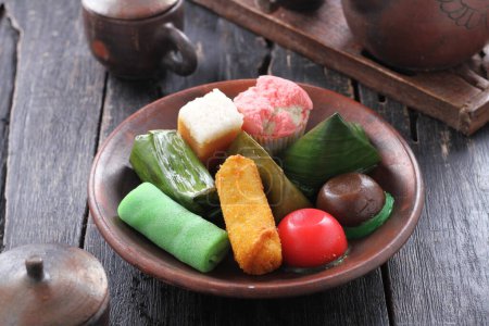 Téléchargez les photos : Pasar jajanan est indonésien nourriture traditionnelle - en image libre de droit