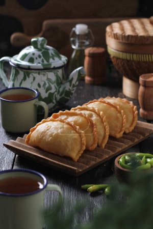 Téléchargez les photos : Jalangkote (Lontara :) est une boulette frite de Sulawesi du Sud de la cuisine indonésienne, farcie de vermicelles de riz, légumes, pommes de terre et œufs. Sauce épicée, sucrée et aigre sera trempé dans avant d'être mangé. - en image libre de droit
