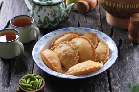 Téléchargez les photos : Le Jalangkote est une boulette frite de Sulawesi du Sud de la cuisine indonésienne, farcie de vermicelles de riz, de légumes, de pommes de terre et d'œufs. Sauce épicée, sucrée et aigre sera trempé dans avant d'être mangé. - en image libre de droit