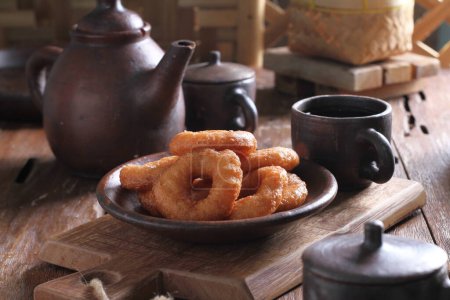 Téléchargez les photos : Les gâteaux traditionnels indonésiens ressemblent à des anneaux avec des saveurs salées et sucrées - en image libre de droit