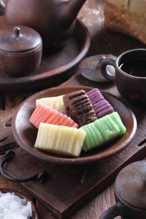 Téléchargez les photos : Les gâteaux traditionnels indonésiens ressemblent à des anneaux avec des saveurs salées et sucrées - en image libre de droit