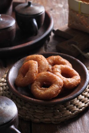 Foto de Los pasteles tradicionales indonesios son como anillos con sabores dulces y salados. - Imagen libre de derechos