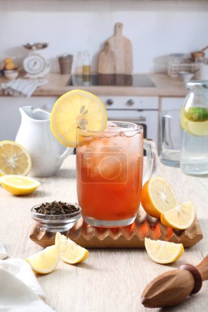 Téléchargez les photos : Jus de citron aux fruits frais et épices sur table en bois - en image libre de droit