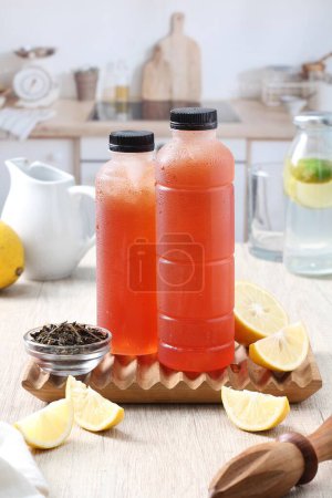 Téléchargez les photos : Tranches de citron aux fruits et agrumes dans une tasse en verre - en image libre de droit