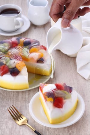 Téléchargez les photos : Un morceau de délicieux gâteau avec une tasse de thé et un couteau sur une assiette blanche - en image libre de droit