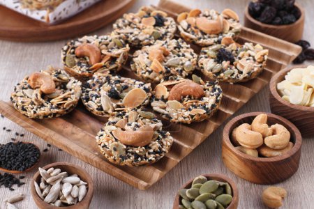 Téléchargez les photos : Différents types de noix et de fruits secs sur fond en bois - en image libre de droit