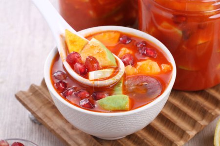 Téléchargez les photos : Sauce tomate maison avec confiture et fruits frais - en image libre de droit