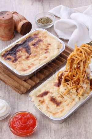 Téléchargez les photos : Poulet et fromage maison avec sauce et tomate - en image libre de droit