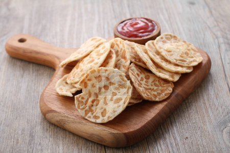 Téléchargez les photos : Chips de tempeh croustillantes avec un goût salé et croustillant - en image libre de droit