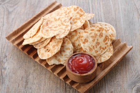 Téléchargez les photos : Chips de tempeh croustillantes avec un goût salé et croustillant - en image libre de droit