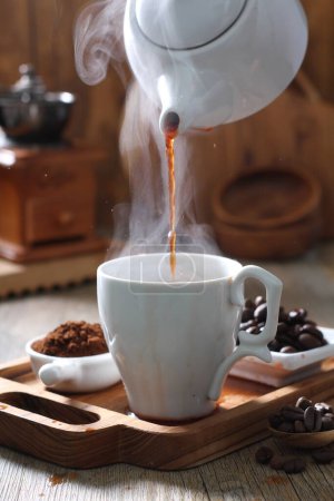 Téléchargez les photos : Le café est une boisson préparée à partir de grains de café torréfiés. De couleur foncée, amer et légèrement acide, le café a un effet stimulant sur l'homme, principalement en raison de sa teneur en caféine. Il a les ventes les plus élevées du marché mondial des boissons chaudes. - en image libre de droit
