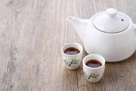 Foto de Tea is an aromatic beverage prepared by pouring hot or boiling water over cured or fresh leaves of Camellia sinensis, an evergreen shrub native to East Asia which probably originated in the borderlands of southwestern China and northern Myanmar. - Imagen libre de derechos